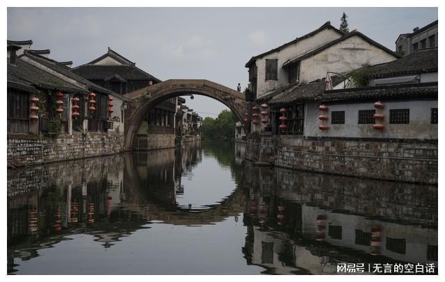 小伙子午后弹吉他邀请妈妈唱歌，妈妈边扫地边唱《向云端》